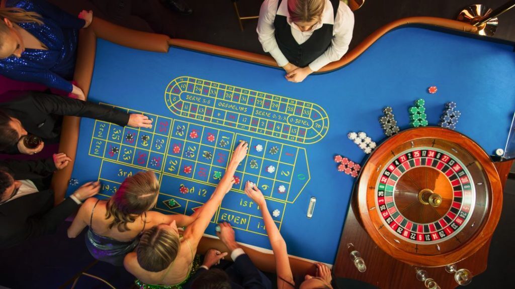 Live roulette Table with players